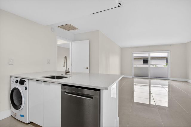 3212 NE 12th Street 204, Pompano Beach, FL 33062