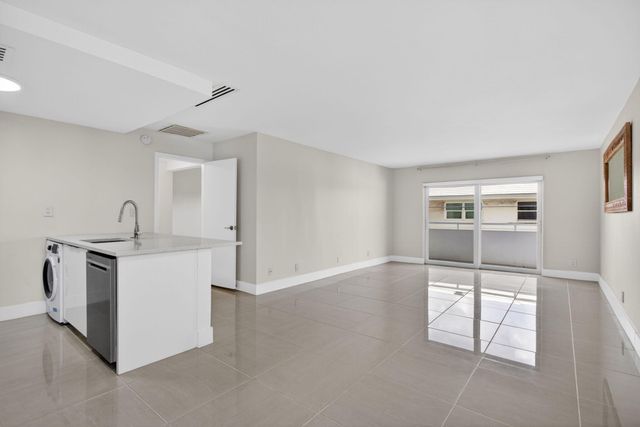 3212 NE 12th Street 204, Pompano Beach, FL 33062