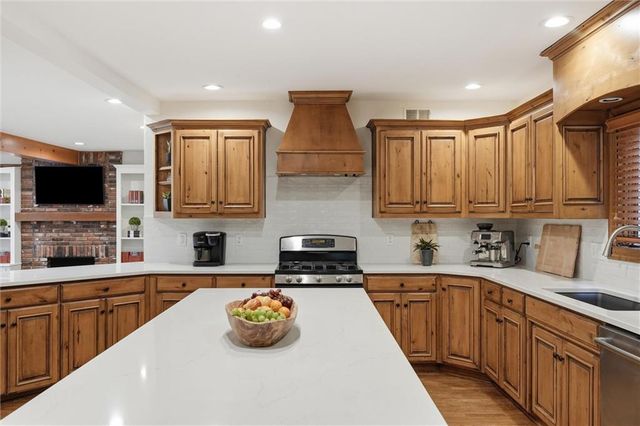 5622 Suwanee Road, Fairway, KS 66205