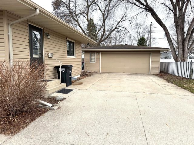 102 25th Avenue N, Fargo, ND 58102