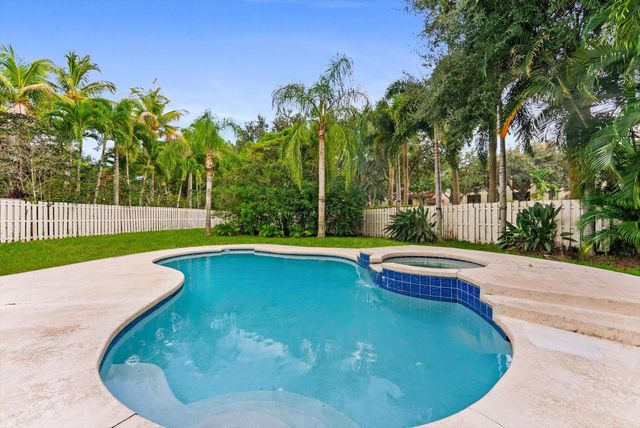 5302 VICTORIA Circle, West Palm Beach, FL 33409