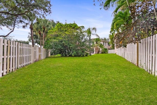 5302 VICTORIA Circle, West Palm Beach, FL 33409