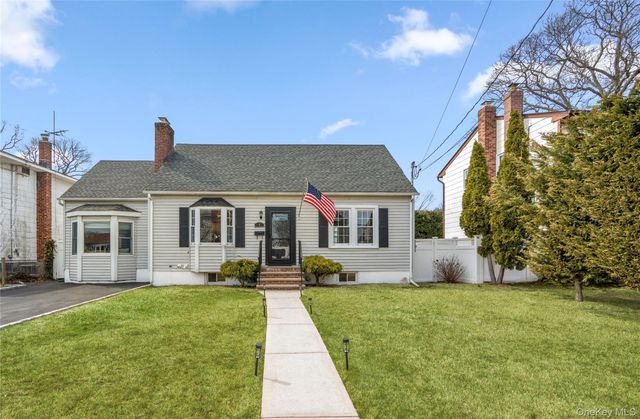 6 Mayflower Avenue, Massapequa Park, NY 11762