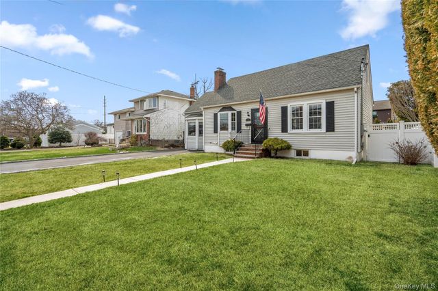 6 Mayflower Avenue, Massapequa Park, NY 11762