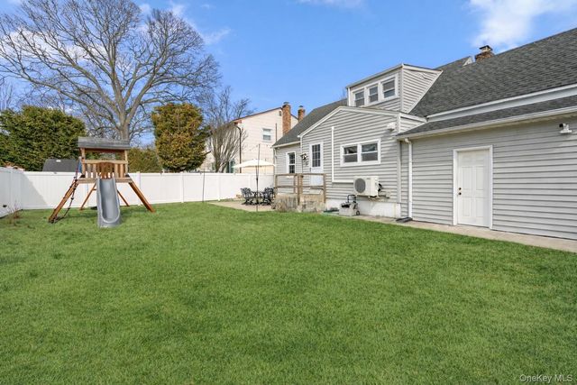 6 Mayflower Avenue, Massapequa Park, NY 11762