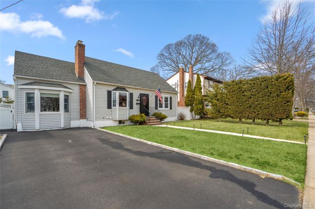 6 Mayflower Avenue, Massapequa Park, NY 11762