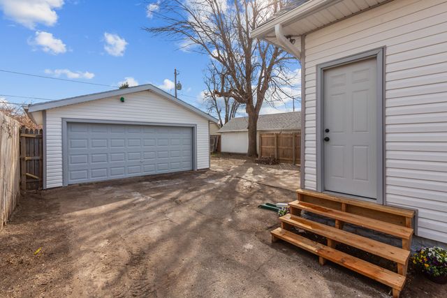 2415 AVENUE F, Council Bluffs, IA 51501