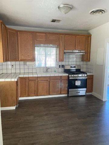 780 Lake, Kingsburg, CA 93631