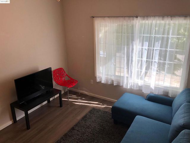 562 29th St, Oakland, CA 94605