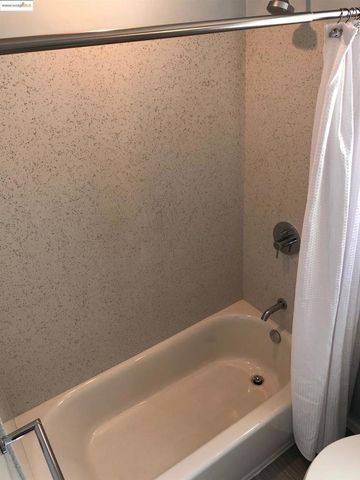 562 29th St, Oakland, CA 94605
