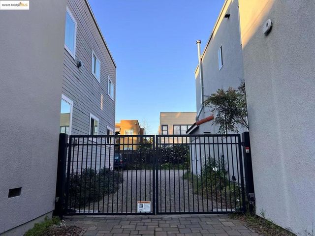 562 29th St, Oakland, CA 94605
