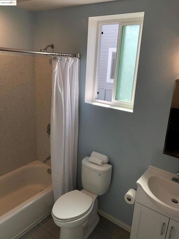 562 29th St, Oakland, CA 94605