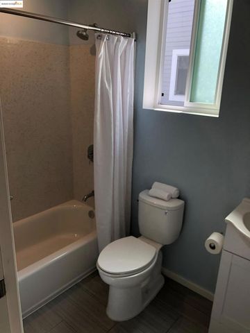 562 29th St, Oakland, CA 94605