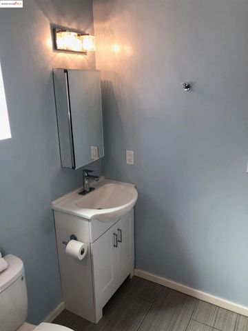 562 29th St, Oakland, CA 94605