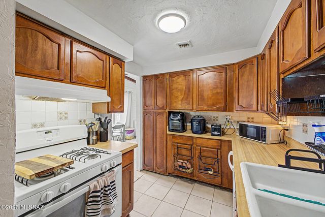 2467 N Sparkman Boulevard, Tucson, AZ 85716