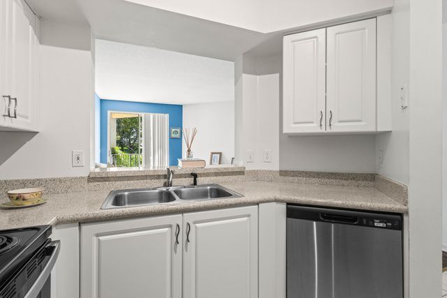 1957 BRANDYWINE Road 207, West Palm Beach, FL 33409
