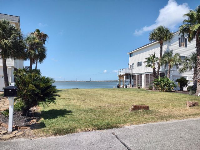 1318 Outrigger, Tiki Island, TX 77554