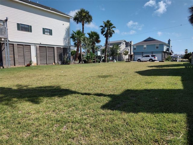 1318 Outrigger, Tiki Island, TX 77554