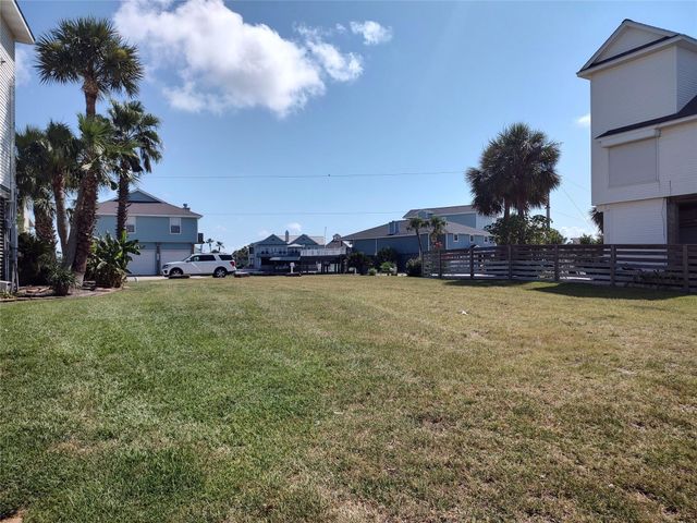 1318 Outrigger, Tiki Island, TX 77554