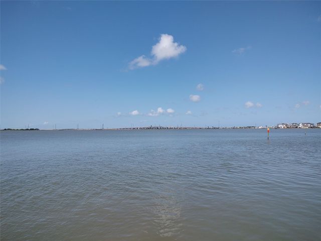 1318 Outrigger, Tiki Island, TX 77554