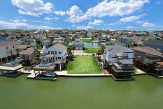 1318 Outrigger, Tiki Island, TX 77554