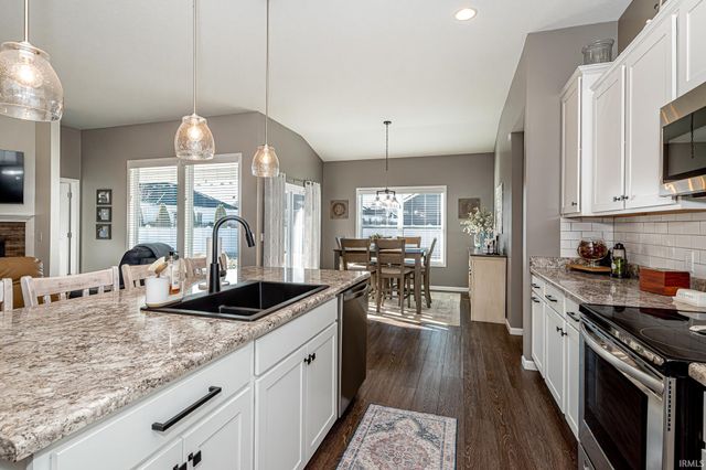 10940 Fenton Cove, Roanoke, IN 46783