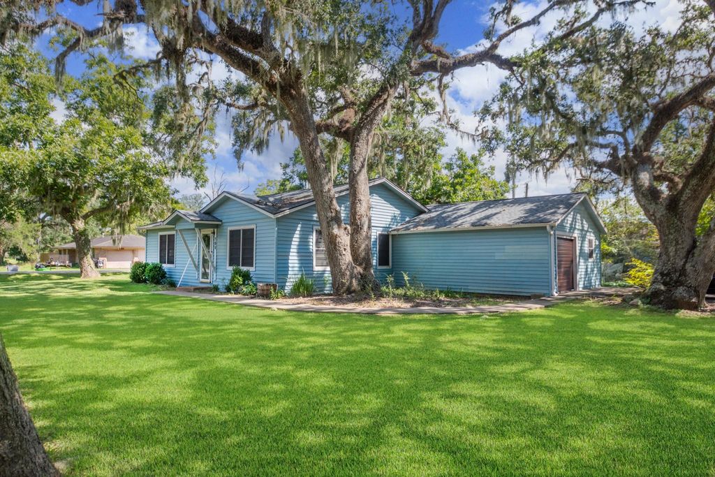 706 E New York Street, Brazoria, TX 77422