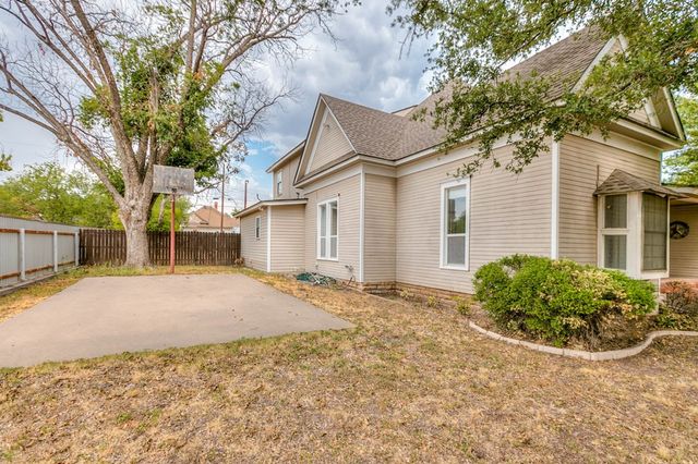 704 N Broadway Street, Ballinger, TX 76821