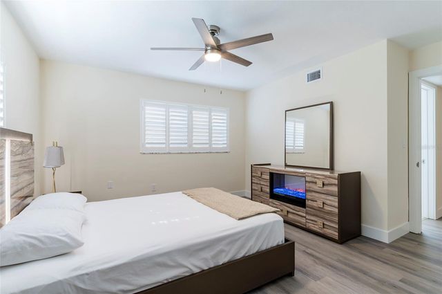 1050 RAFAEL BOULEVARD NE 1, St Petersburg, FL 33704