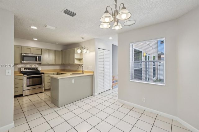 204 N D St, Lake Worth, FL 33460