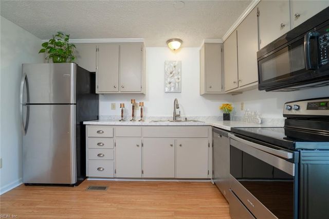 327 Settlers Landing RD, Hampton, VA 23669