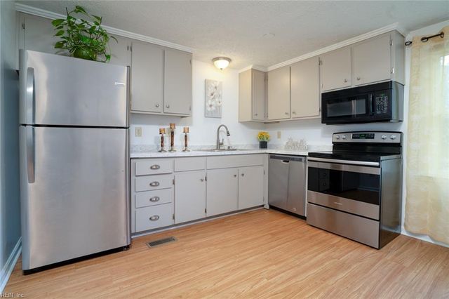 327 Settlers Landing RD, Hampton, VA 23669