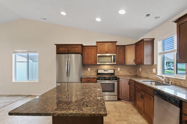 902 S Bogen Ct, Airway Heights, WA 99224