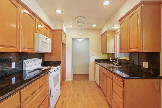 1532 Burnside Way, Stockton, CA 95207