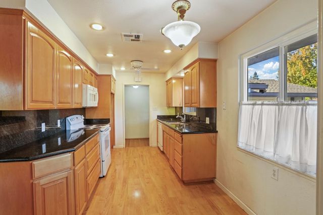 1532 Burnside Way, Stockton, CA 95207