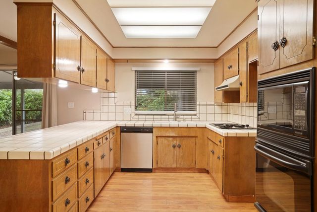 1021 S Mills Ave, Lodi, CA 95242