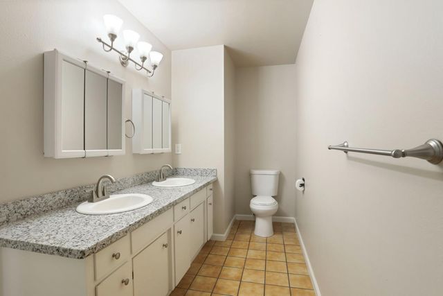 1021 S Mills Ave, Lodi, CA 95242