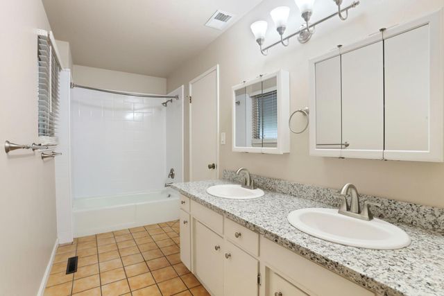 1021 S Mills Ave, Lodi, CA 95242