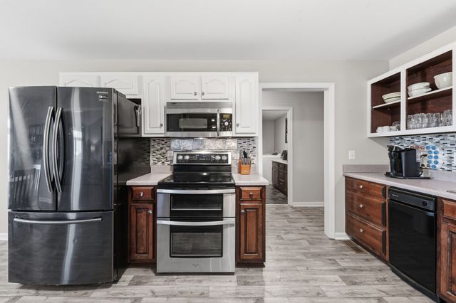 1904 Digg Ct, Columbia, TN 38401