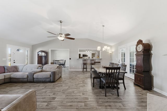 1904 Digg Ct, Columbia, TN 38401