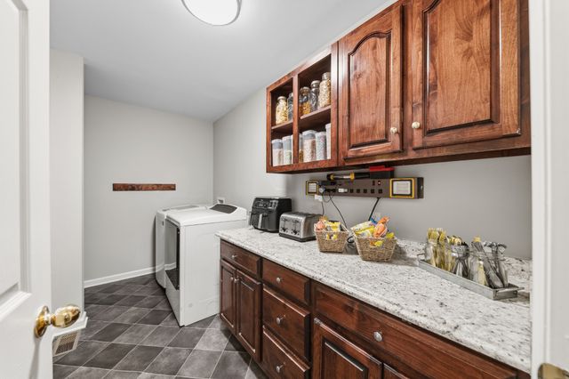 1904 Digg Ct, Columbia, TN 38401