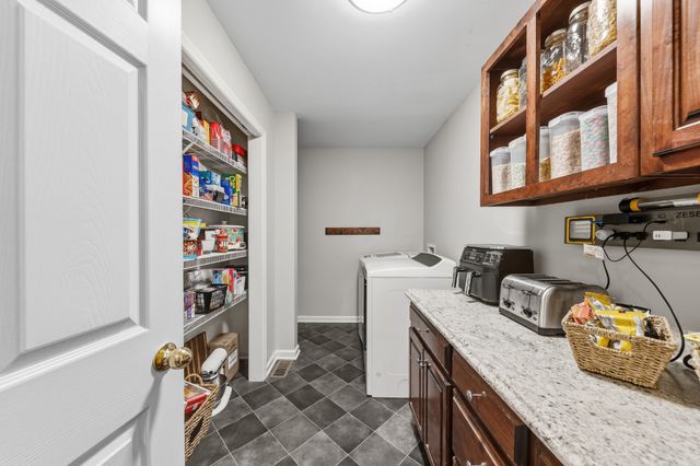 1904 Digg Ct, Columbia, TN 38401