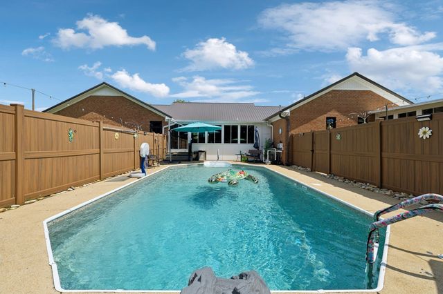 1904 Digg Ct, Columbia, TN 38401