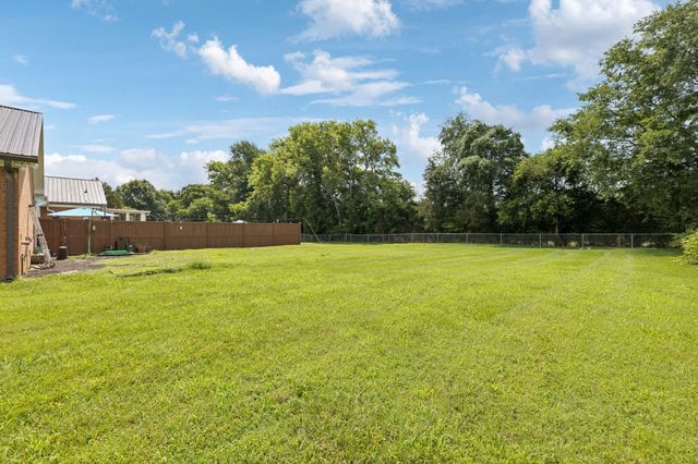 1904 Digg Ct, Columbia, TN 38401