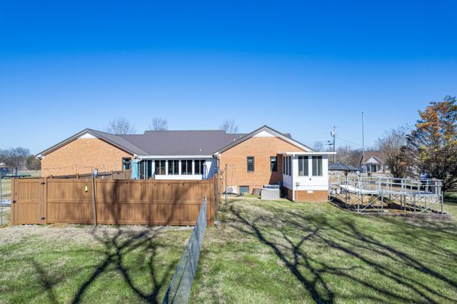 1904 Digg Ct, Columbia, TN 38401