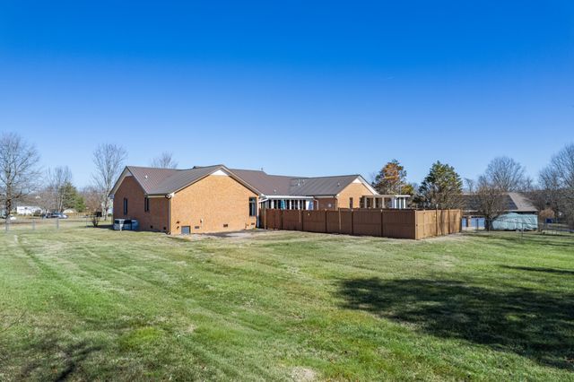 1904 Digg Ct, Columbia, TN 38401