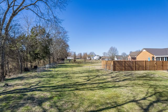 1904 Digg Ct, Columbia, TN 38401