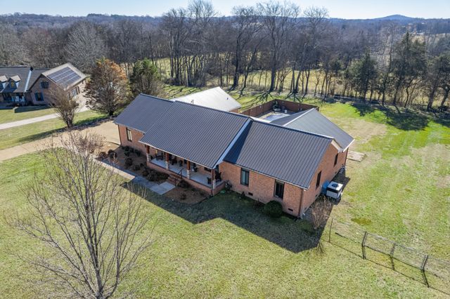 1904 Digg Ct, Columbia, TN 38401