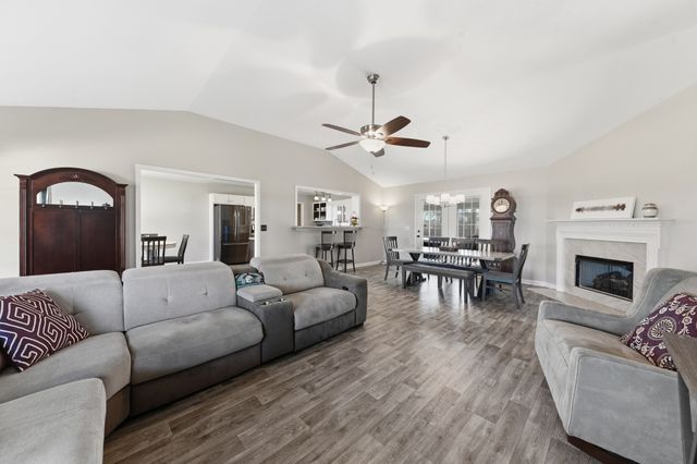 1904 Digg Ct, Columbia, TN 38401