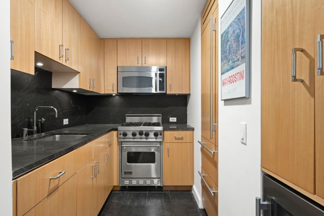 100 W 58th St Apt 12H, New York City, NY 10019